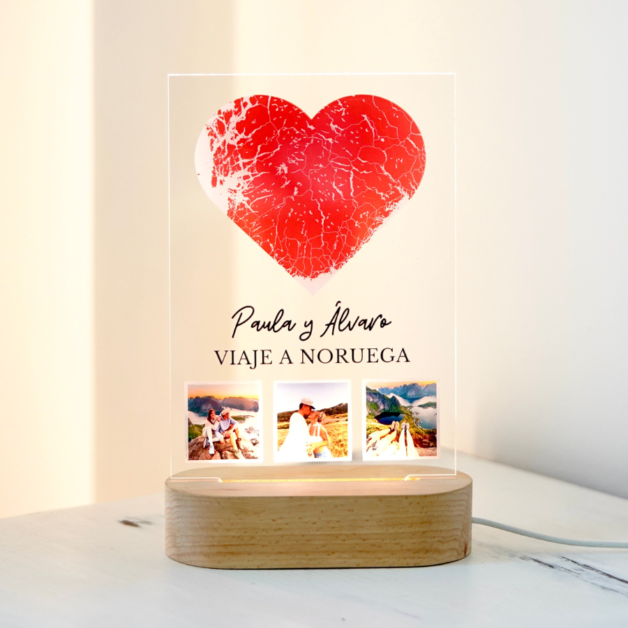 O candeeiro com 4 fotos e texto personalizado Este candeeiro é o detalhe ideal para casais ou família, com ele não irá desiludir. Placa Cristal