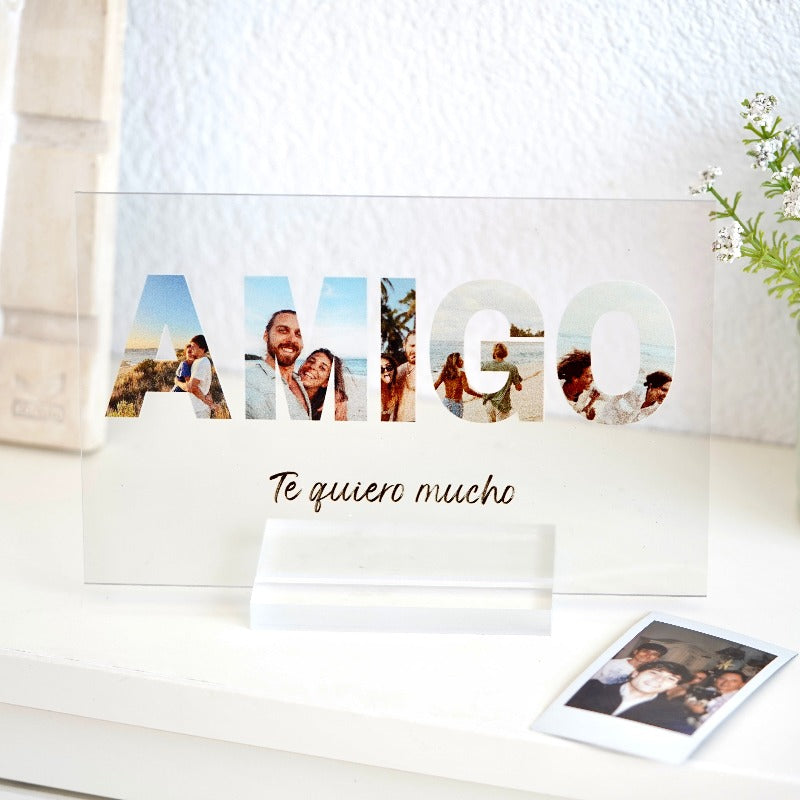 Un regalo personalizado perfecto para tu amigo: una placa única con la palabra 'amigo' y fotos de vuestros mejores recuerdos. Encuentra mas regalos personalizados en Cristal Plaque