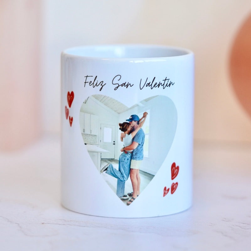 Imagen de la Taza Corazón: Taza de cerámica con forma de corazón, personalizada con fotos que capturan momentos románticos, ideal para regalar en San Valentín.