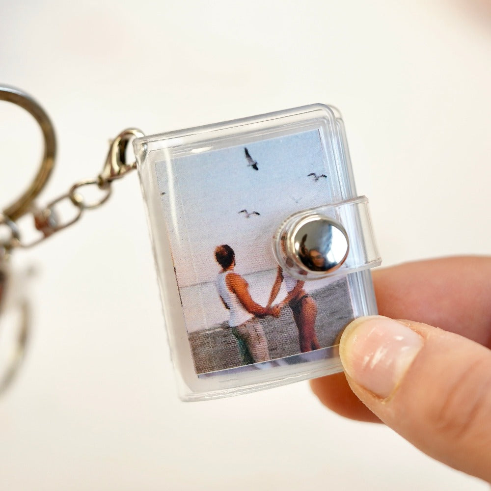 Llavero álbum compacto con cubierta protectora para 8 fotos.