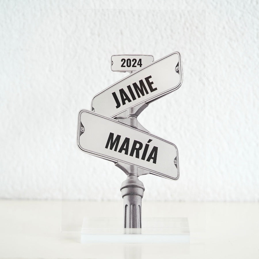Placa señal personalizada para parejas con los nombres de la pareja en el centro. Inspirada en el estilo clásico de las señales de calles. Ideal para San Valentín y aniversarios
