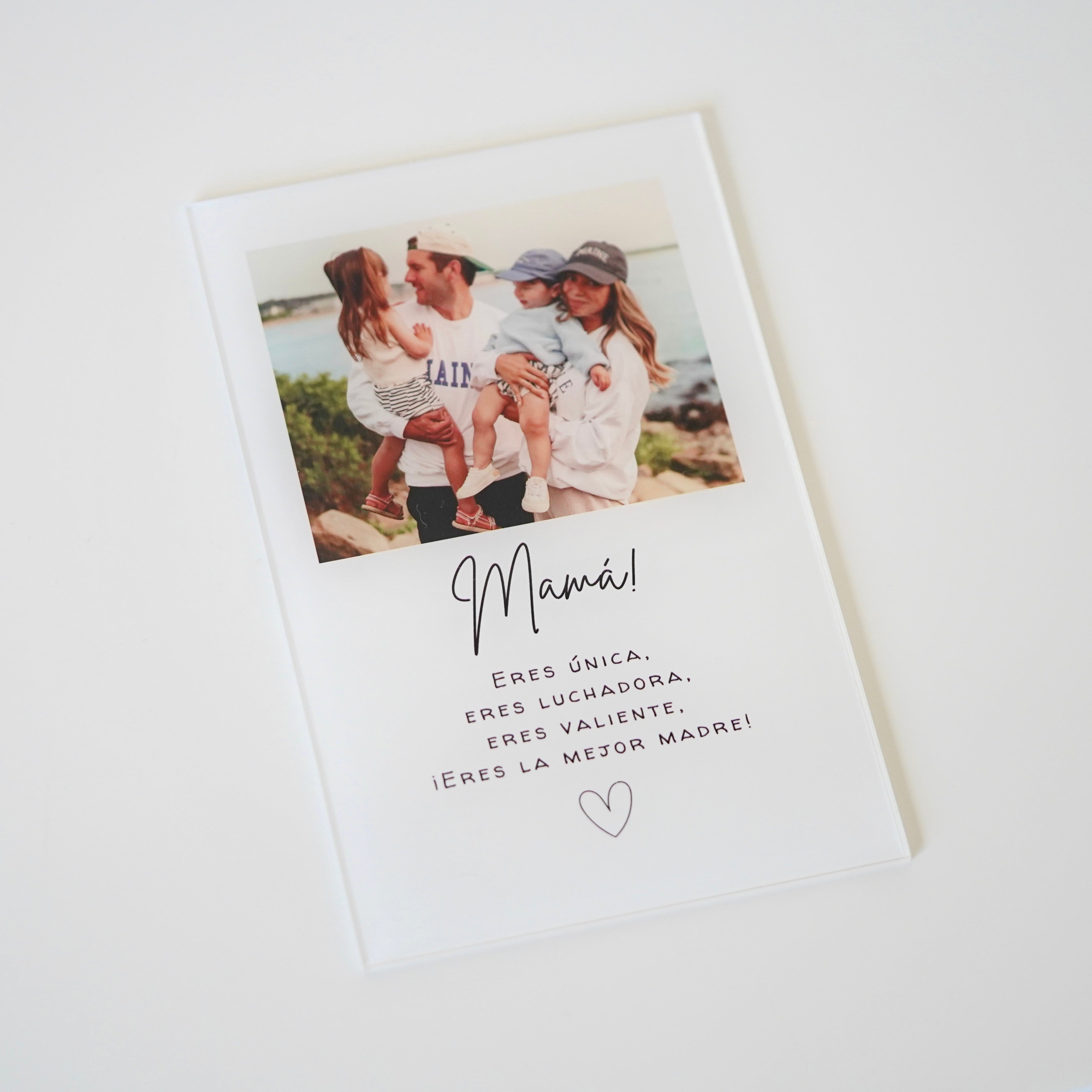Placa MAMÁ fondo blanco con dedicatoria personalizada