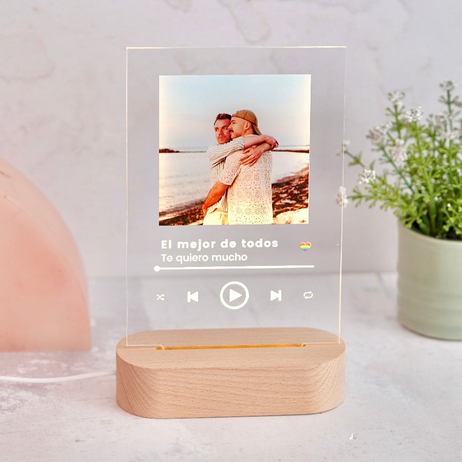 Idea de regalo día del orgullo lámpara personalizada con foto y canción