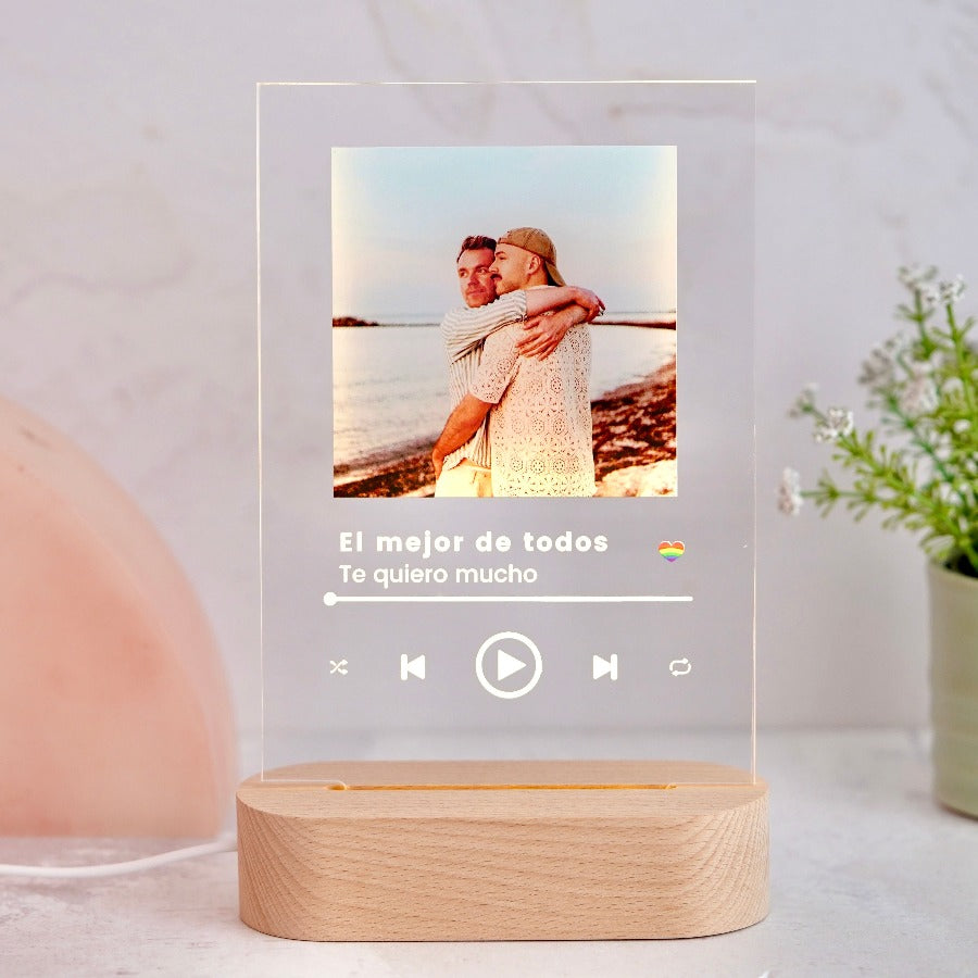 lámpara canción con foto en metacrilato con bandera lgtb