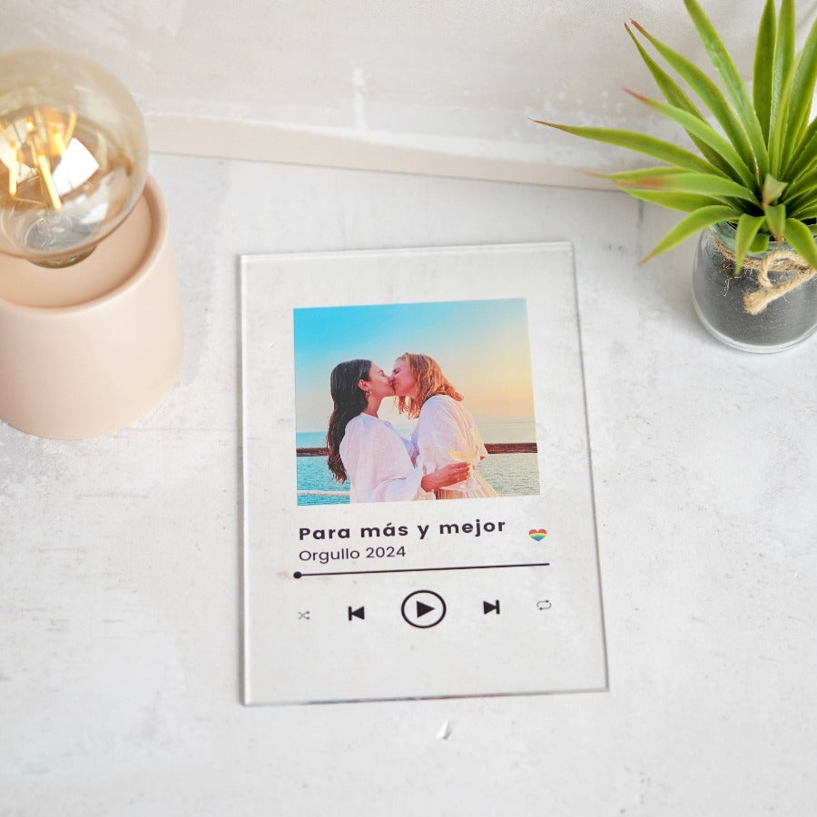 Idea de regalo para el orgullo es una placa personalizada con foto canción