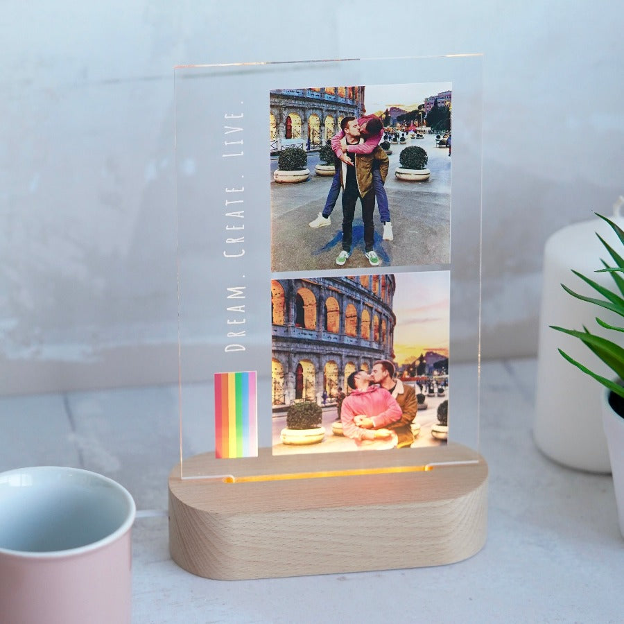Lámpara con bandera del orgullo gay con dos fotos