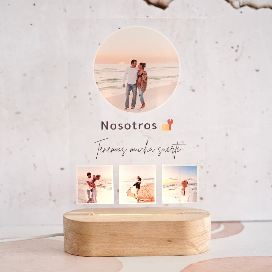 Lámpara personalizada con base de madera iluminada, con una foto central en círculo, tres fotos abajo y una dedicatoria en el centro. Tecnología de impresión UV LED. Dimensiones: 135x210x3 mm.