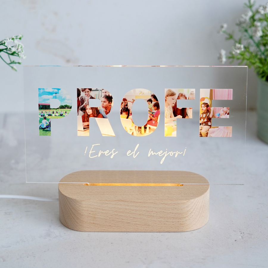 ¡ Celebra el fin de curso con nosotros !
Esta lámpara personalizada es un detalle original para regalar, cada letra de la palabra "profe" lleva una foto con momentos únicos a parte de la dedicatoria personalizada. Una lámpara sencilla pero original con la que recordar un gran curso escolar.
Sin duda...¡sorprenderás!