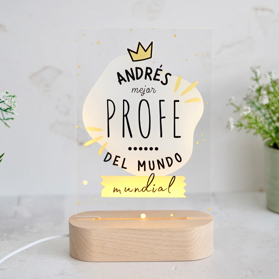 ¡ Celebra el fin de curso con nosotros !
Esta lámpara personalizada es un detalle original para regalar, puedes incluir una dedicatoria para tu profesor o profesora favorito junto con su nombre. Un regalo original con el que seguro sorprenderás.