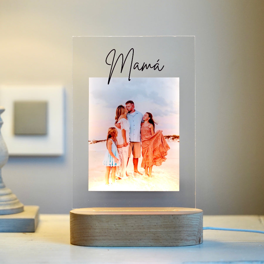 Esta lámpara con base de luz, consta de una foto y texto personalizable. El regalo perfecto para el día de la madre
Un detalle único con el que alegraras el día!!