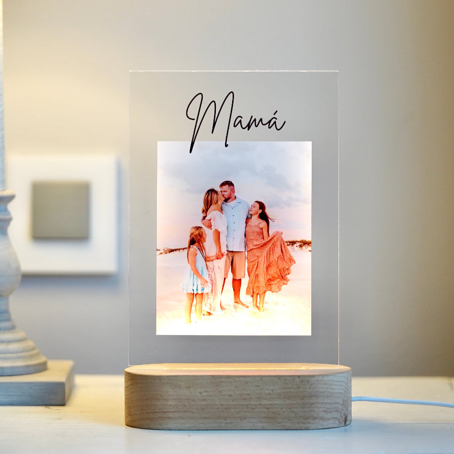 Las fotos capturan instantes, pero el amor de mamá dura para siempre. Regálale un detalle que conserve ese momento mágico entre ustedes