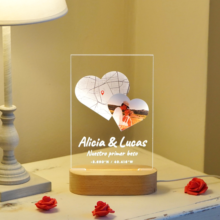 Personaliza recuerdos para San Valentín con esta lampara ideal para parejas.
