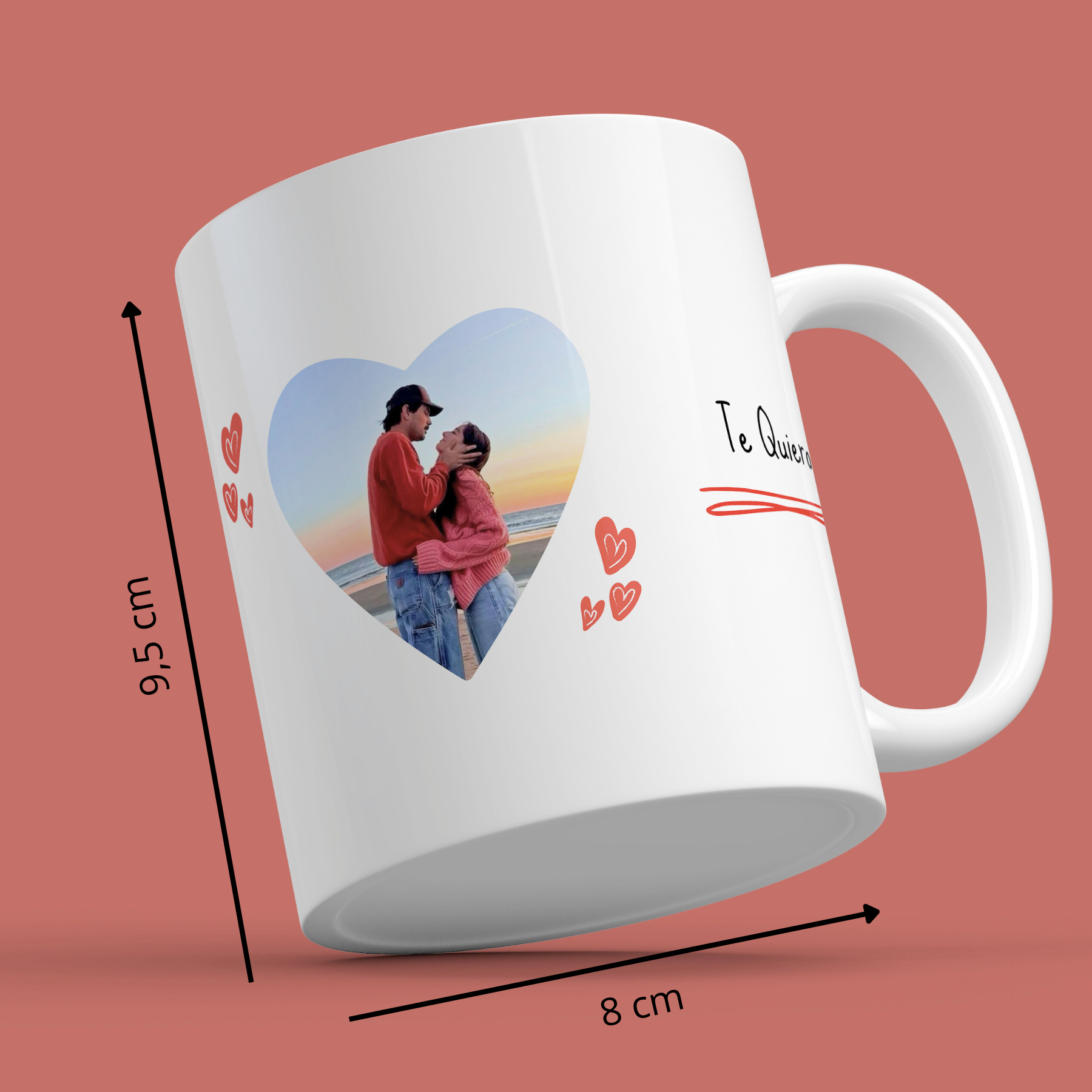 Caneca com foto de coração de casal