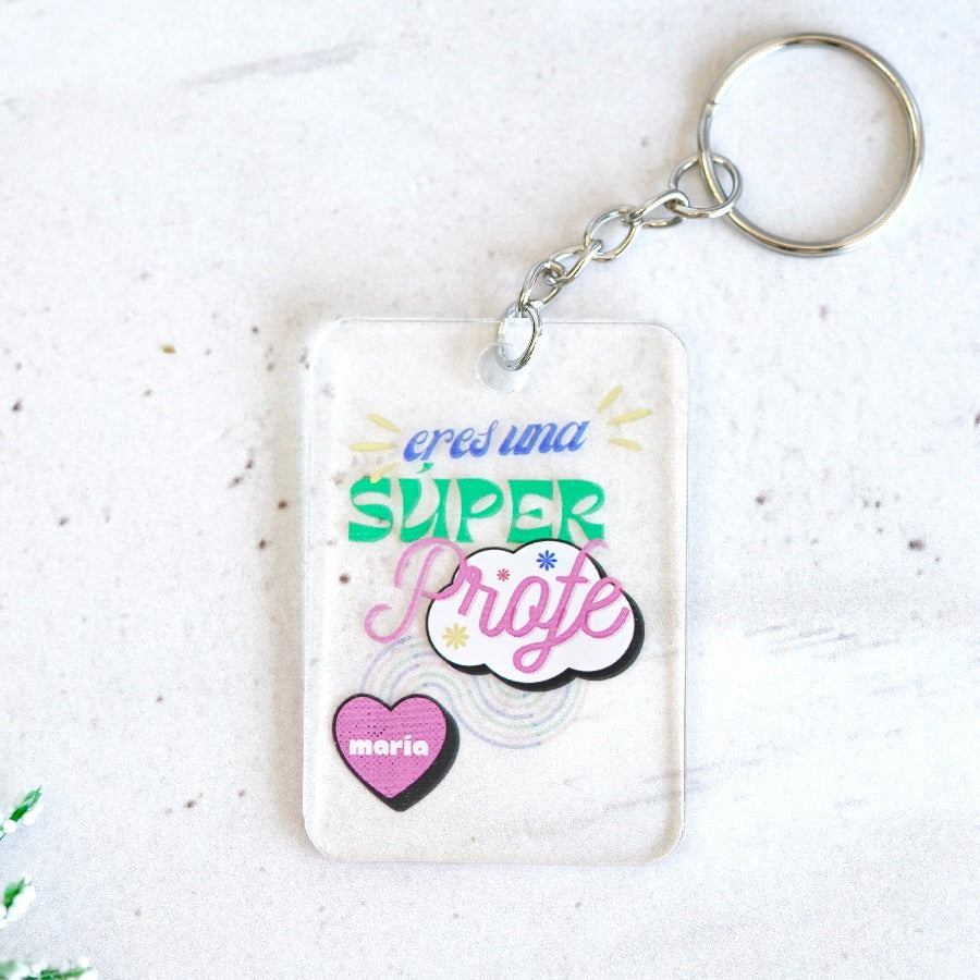 ¡ Celebra el fin de curso con nosotros !
Este llavero personalizado es un detalle original para regalar a tu profesor o profesora favorito.
Sin duda...¡sorprenderás!