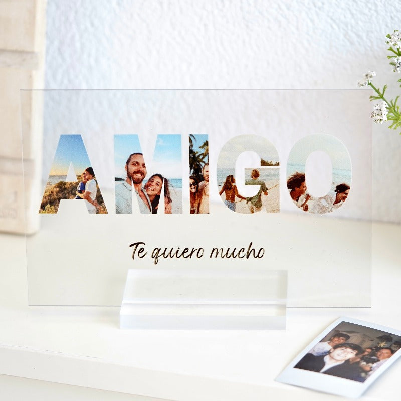 Un regalo personalizado perfecto para tu amigo: una placa única con la palabra 'amigo' y fotos de vuestros mejores recuerdos. Encuentra mas regalos personalizados en Cristal Plaque