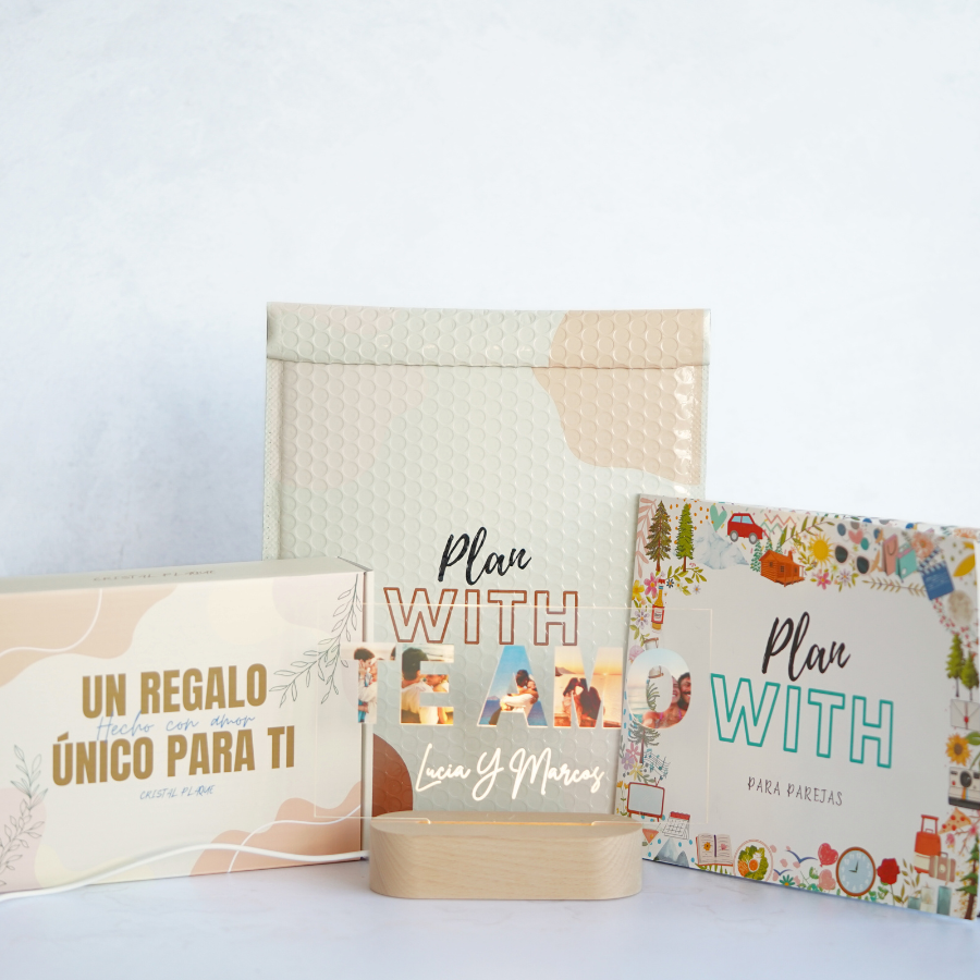 Set ideal para regalar a tu pareja incluye esta lámpara con los mejores momentos del año y libro de plan with de parejas para llenaros de aventuras