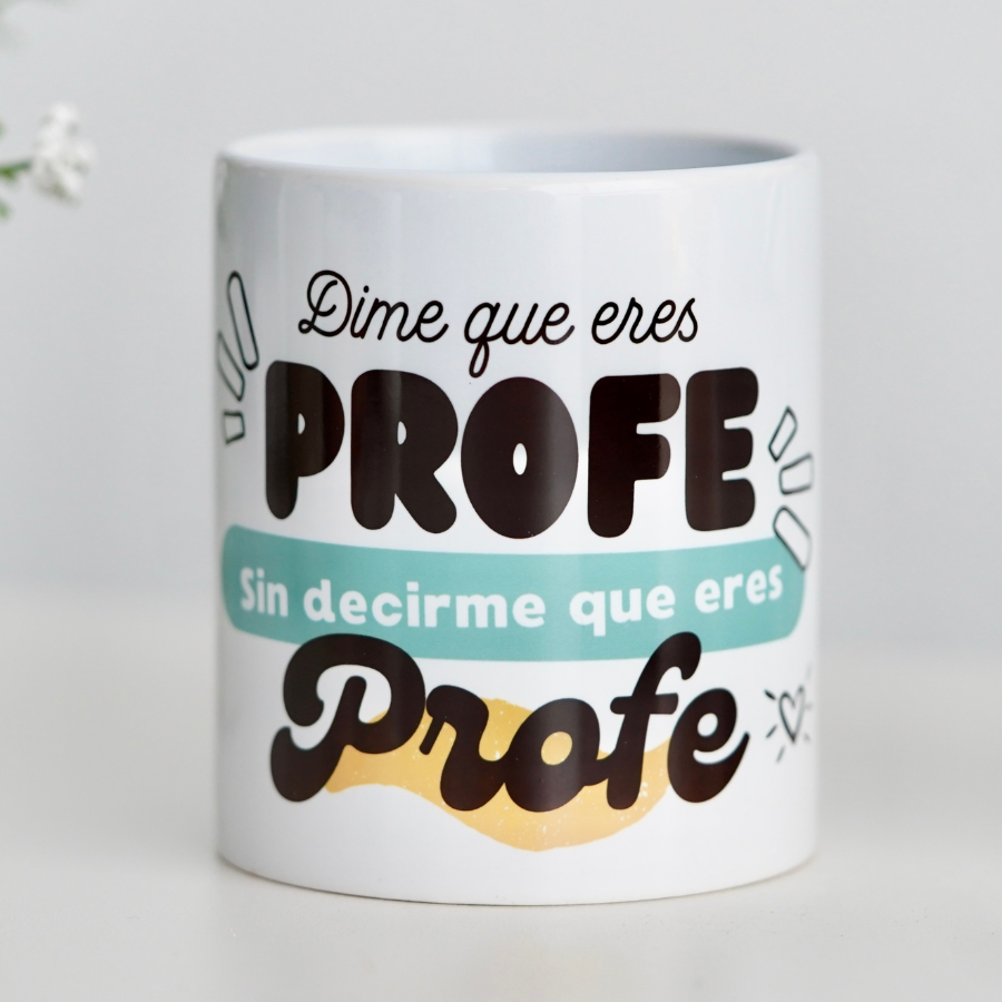 ¡ Celebra el fin de curso con nosotros !
Esta taza personalizada es un detalle original para regalar a tu profesor o profesora favorito. Una taza con una composición de colores y texto que puedes personalizar.
Sin duda...¡sorprenderás!