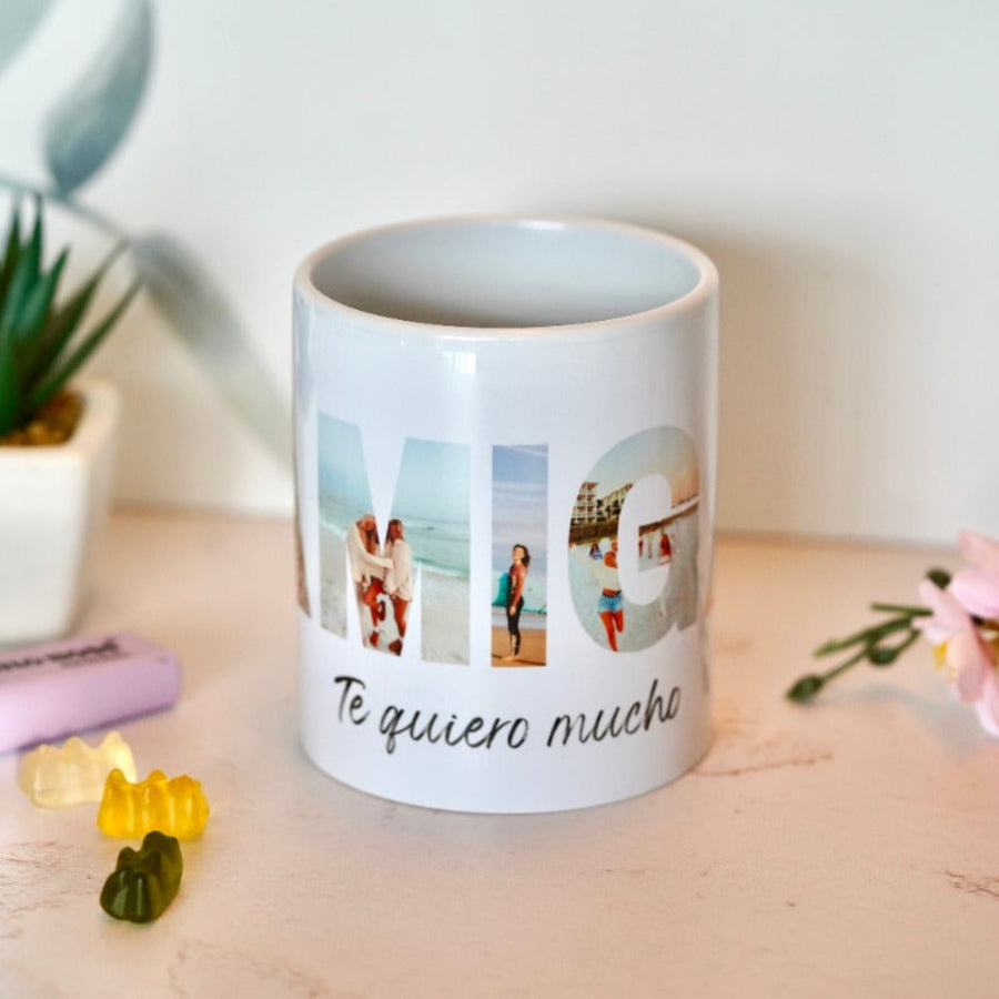 Regalo de cumpleaños taza personalizada con fotos de amistad y la palabra 'Amiga' en letras elegantes.