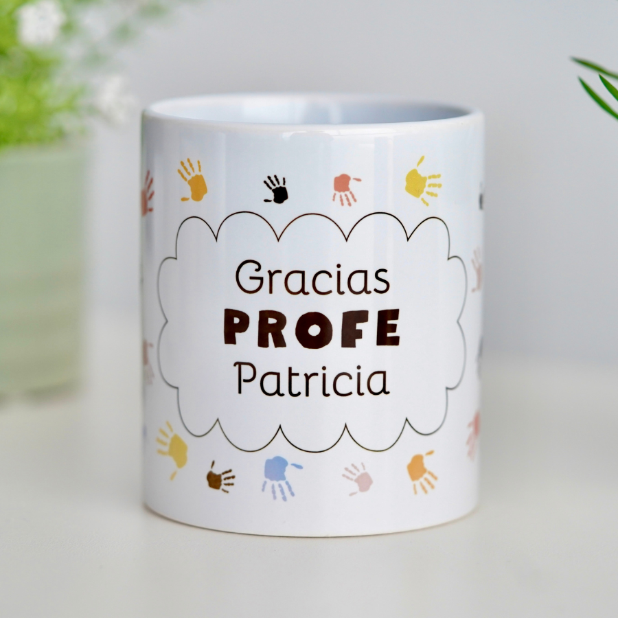 Taza Profe dejas Huella , ¿Buscas un regalo original de fin de curso? 🎁 Descubre nuestras tazas personalizadas para profesores: especiales, emotivas y listas en 48h. ¡Sorprende a tu profe favorito!