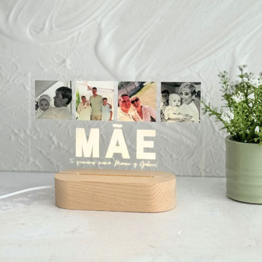 Este candeeiro com quatro fotos e dedicatória personalizada é o melhor presente que pode oferecer à sua mãe.
É um pormenor original e único, para mostrar o quão importante é para a sua vida.
Ofereça-o como presente de aniversário, Dia da Mãe, Natal ou só porque o vai surpreender!
