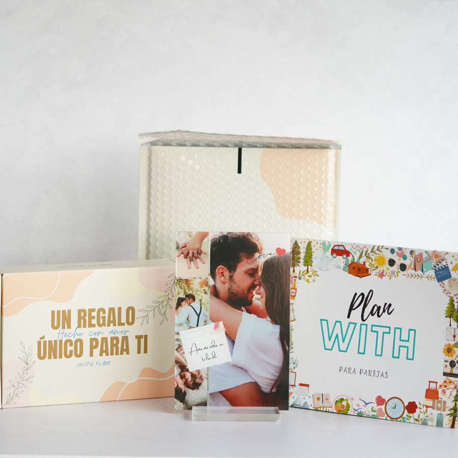 Libro de parejas de Plan With lleno de planes para realizar en pareja, más una Placa Personalizada a escoger entre 5, en la cual podrás escoger las mejores fotos y unas frases bonitas para dedicar a tu pareja.
