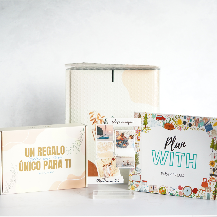 Libro de parejas de Plan With lleno de planes para realizar en pareja, más una Placa Personalizada a escoger entre 5, en la cual podrás escoger las mejores fotos y unas frases bonitas para dedicar a tu pareja.
