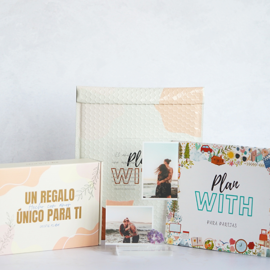 Libro de parejas de Plan With lleno de planes para realizar en pareja, más una Placa Personalizada a escoger entre 5, en la cual podrás escoger las mejores fotos y unas frases bonitas para dedicar a tu pareja.