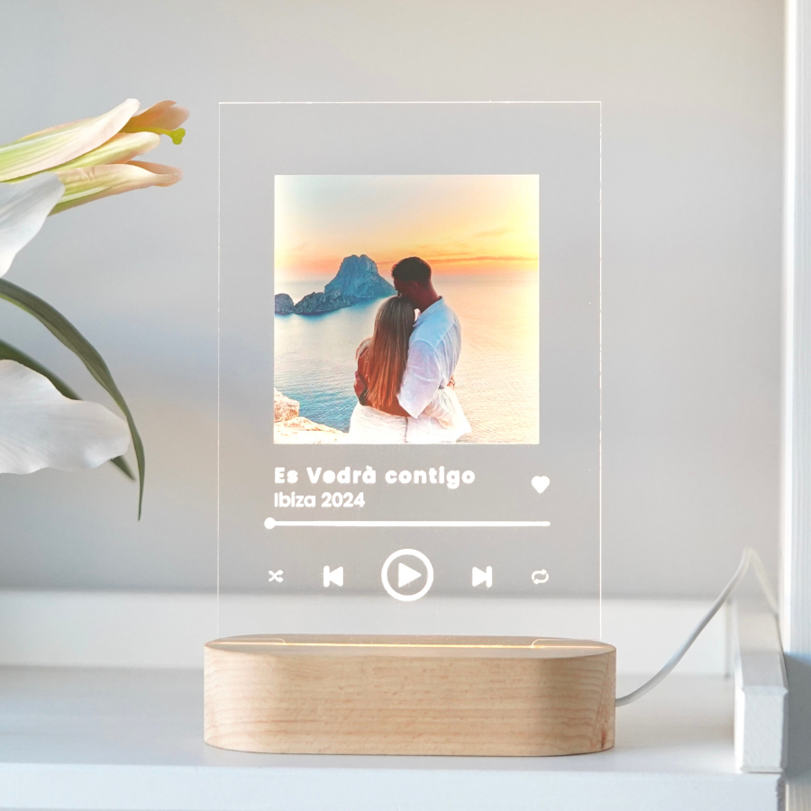 Haz que un momento especial brille para siempre con nuestra lámpara de cristal personalizada. Graba una foto única junto al título de una canción significativa.