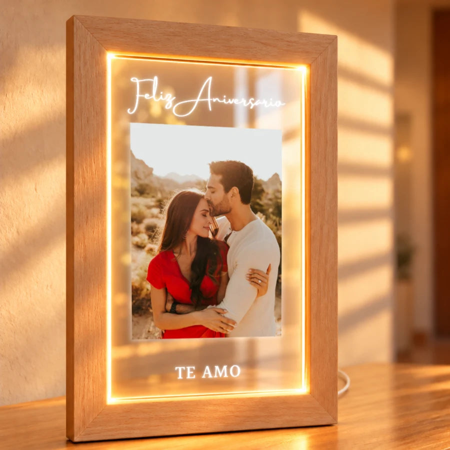 Lámpara marco de luz personalizada con foto de pareja y textos Feliz Aniversario y Te amo, en metacrilato y madera