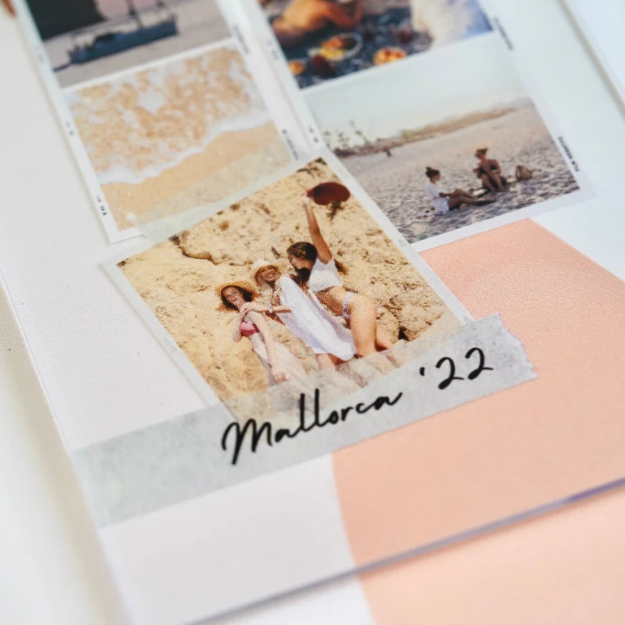 Detalle de la placa de metacrilato personalizada con collage de fotos de viaje y texto escrito a mano