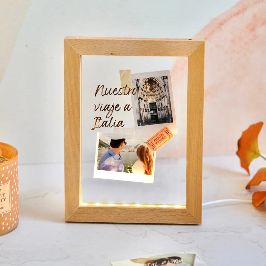 Marco de luz LED de madera personalizado con fotos de pareja y texto Nuestro viaje a Italia, recuerdo de viaje