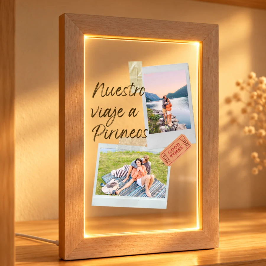 Lámpara marco de luz personalizada con 2 fotos de pareja y texto Nuestro viaje a Pirineos, en metacrilato y madera LED