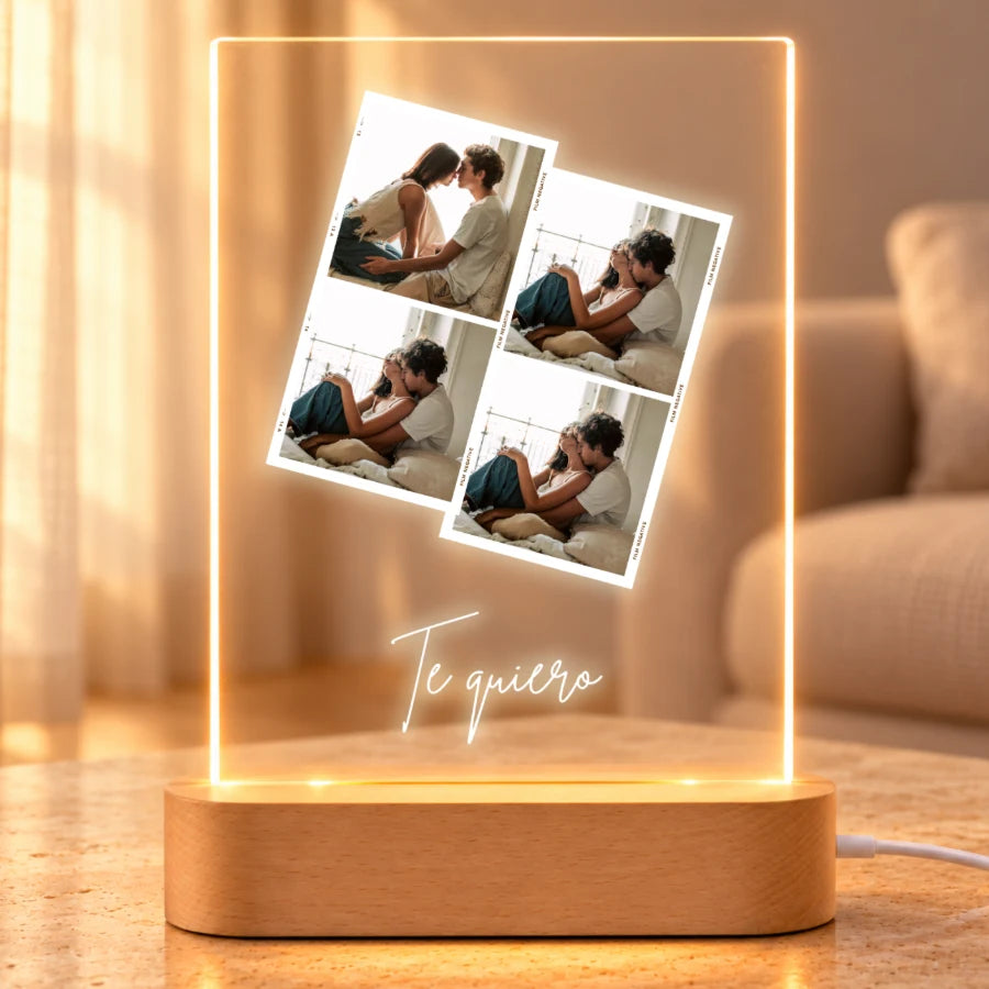 Lámpara personalizada con 4 fotos de pareja tipo fotomatón y mensaje Te quiero, en metacrilato con base LED de madera