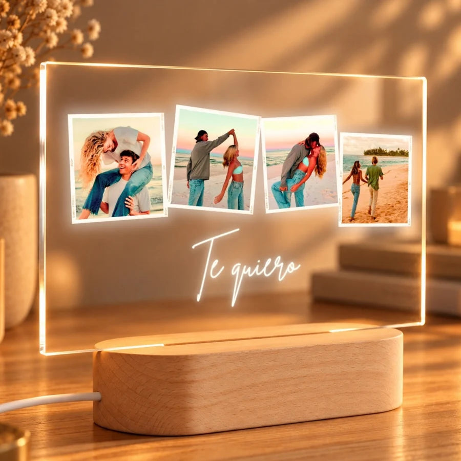 Vista lateral de la lámpara personalizada con 4 fotos y texto para parejas, en metacrilato con base LED de madera