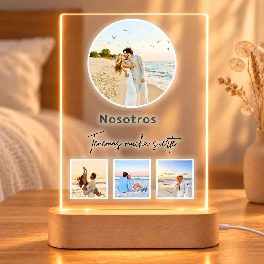Lámpara personalizada Nosotros con foto circular, 3 fotos y dedicatoria, en metacrilato con base de luz LED de madera