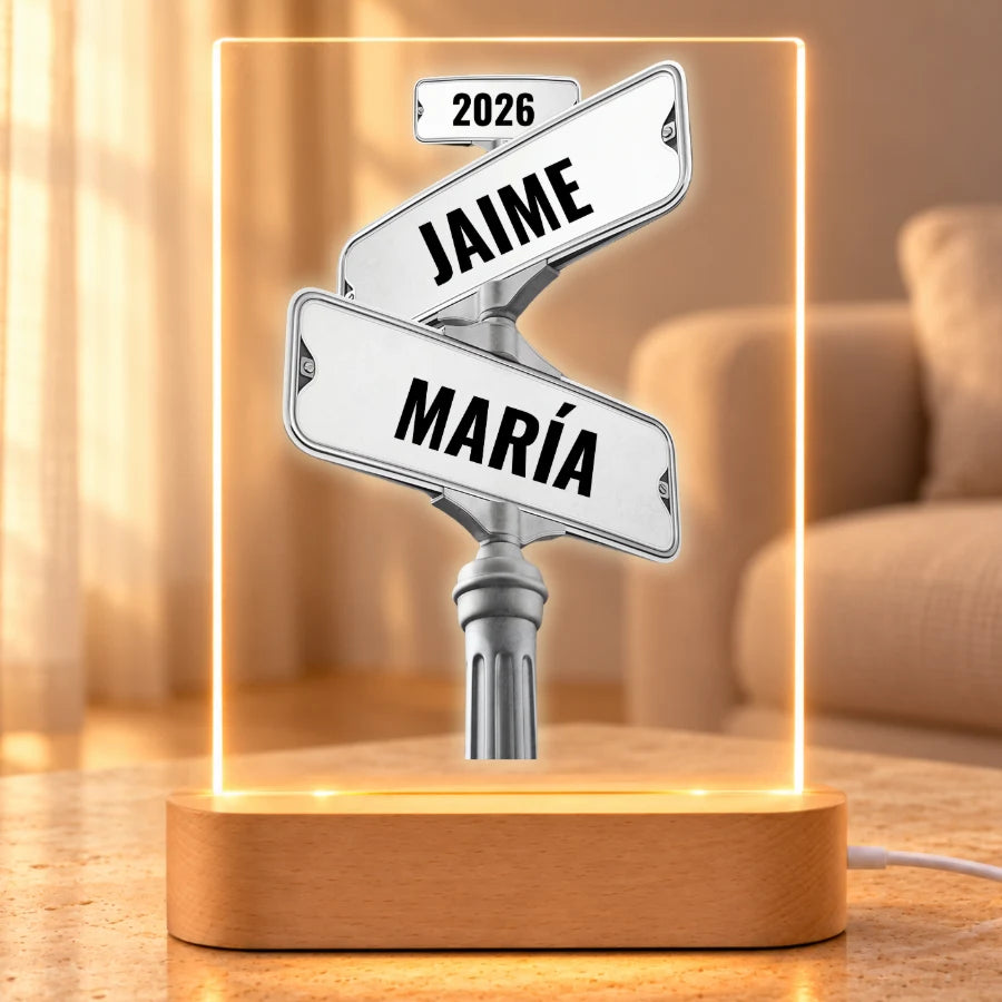 Lámpara personalizada con señal de calle con los nombres de la pareja y año, en metacrilato con base de luz LED de madera