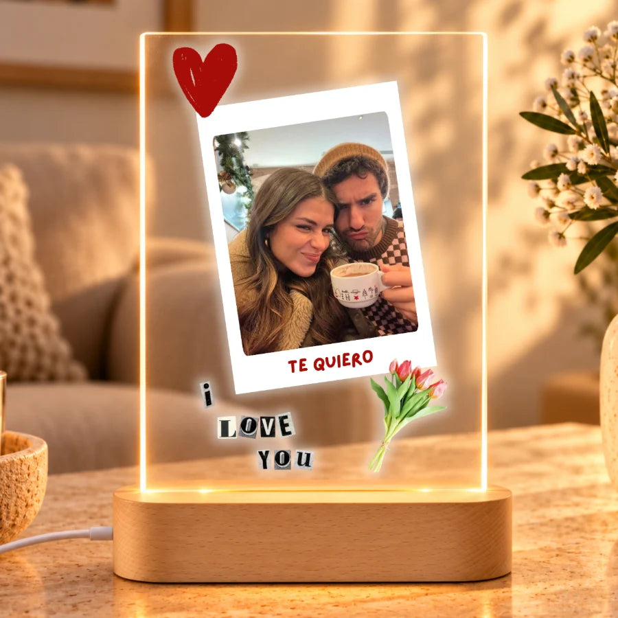 Lámpara personalizada Te quiero con foto de pareja estilo polaroid, corazón y flores, en metacrilato con base LED