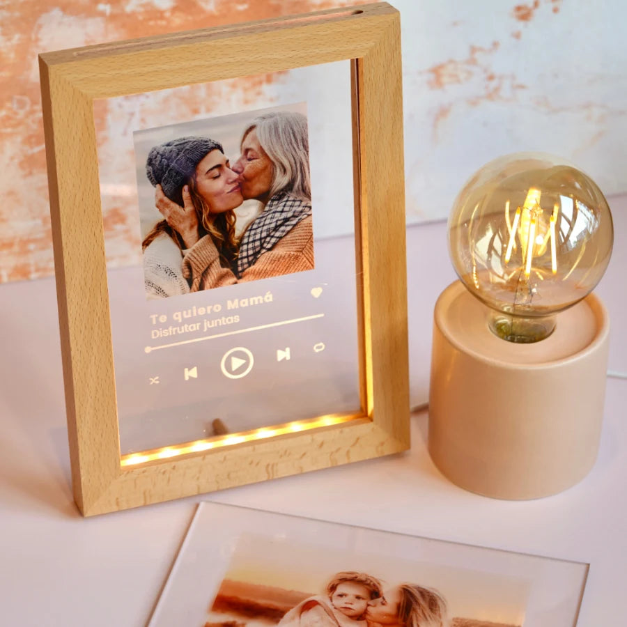 Lámpara Spotify con marco de luz LED de madera personalizada con foto familiar y canción, junto a una lámpara decorativa