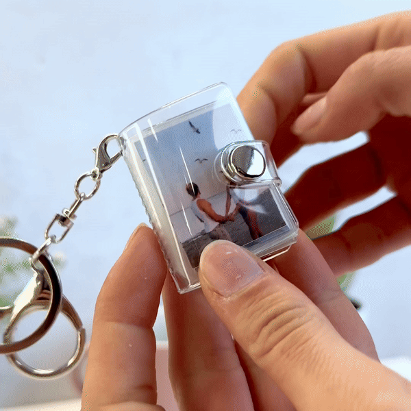 Idea de regalo llavero álbum de fotos con capacidad para 8 imágenes, ideal para llevar tus recuerdos siempre contigo.