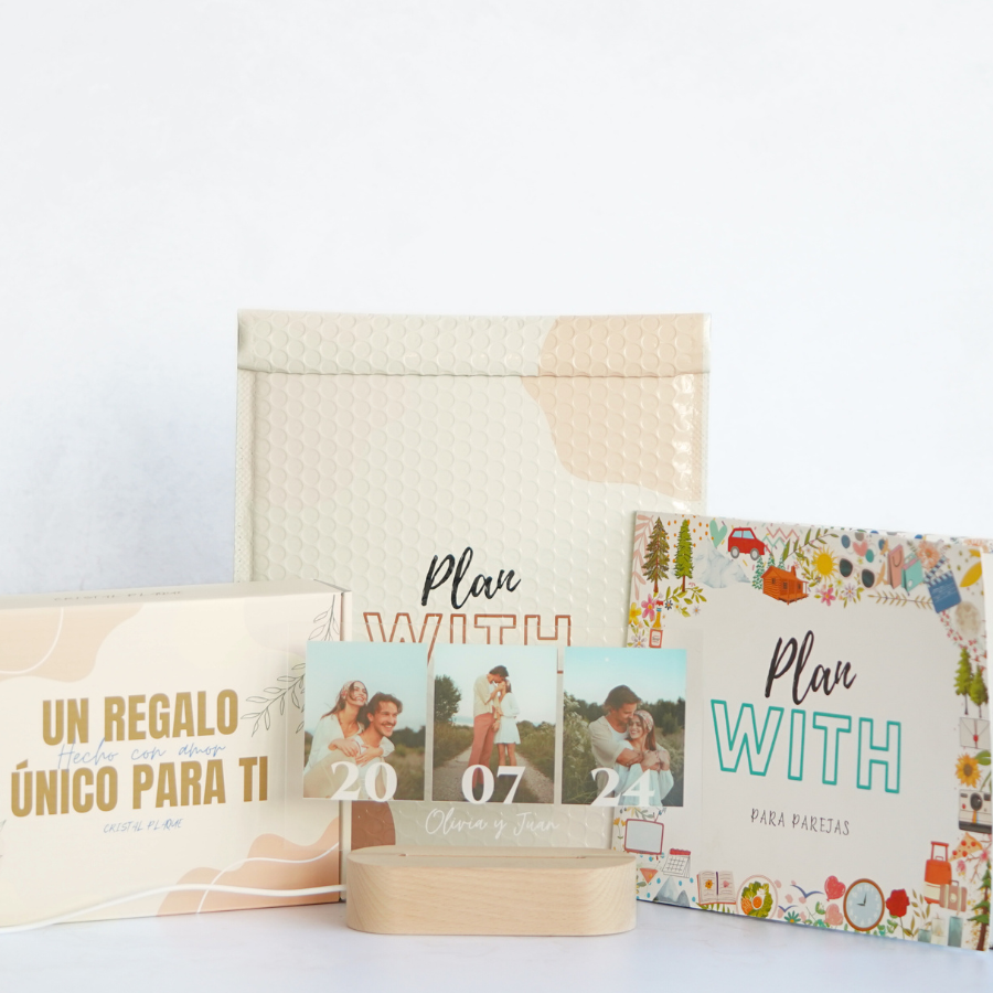 Set ideal para regalar a tu pareja incluye esta lámpara con los mejores momentos del año y libro de plan with de parejas para llenaros de aventuras