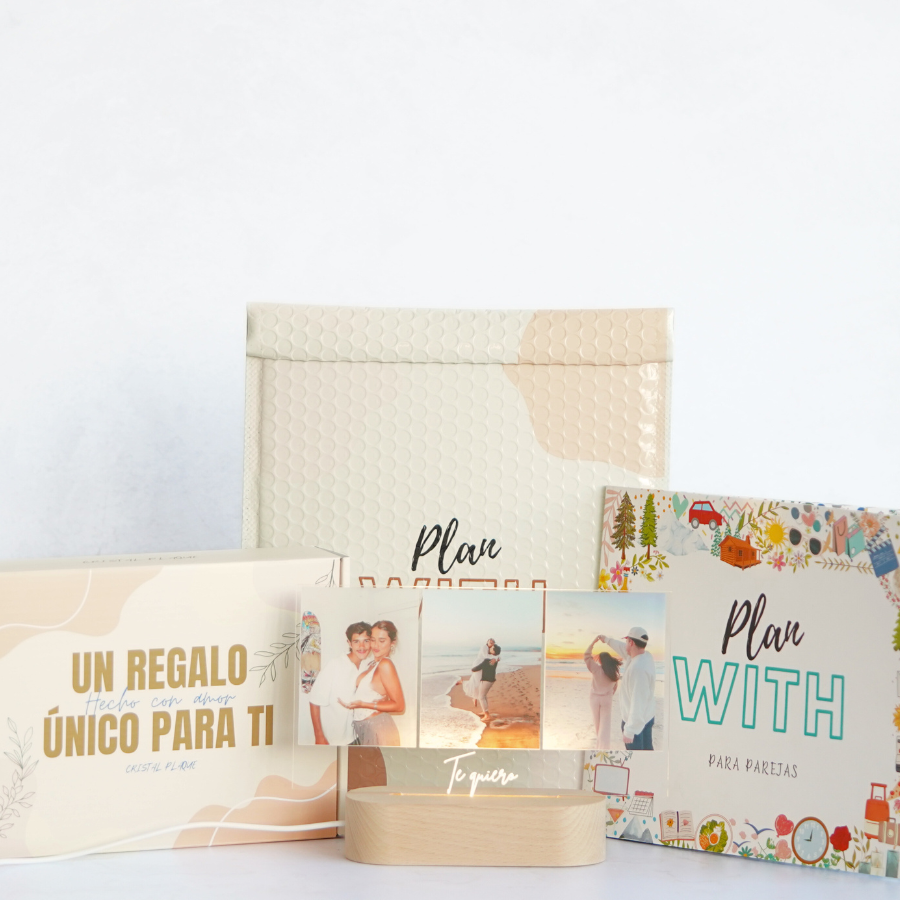 Set ideal para regalar a tu pareja incluye esta lámpara con los mejores momentos del año y libro de plan with de parejas para llenaros de aventuras