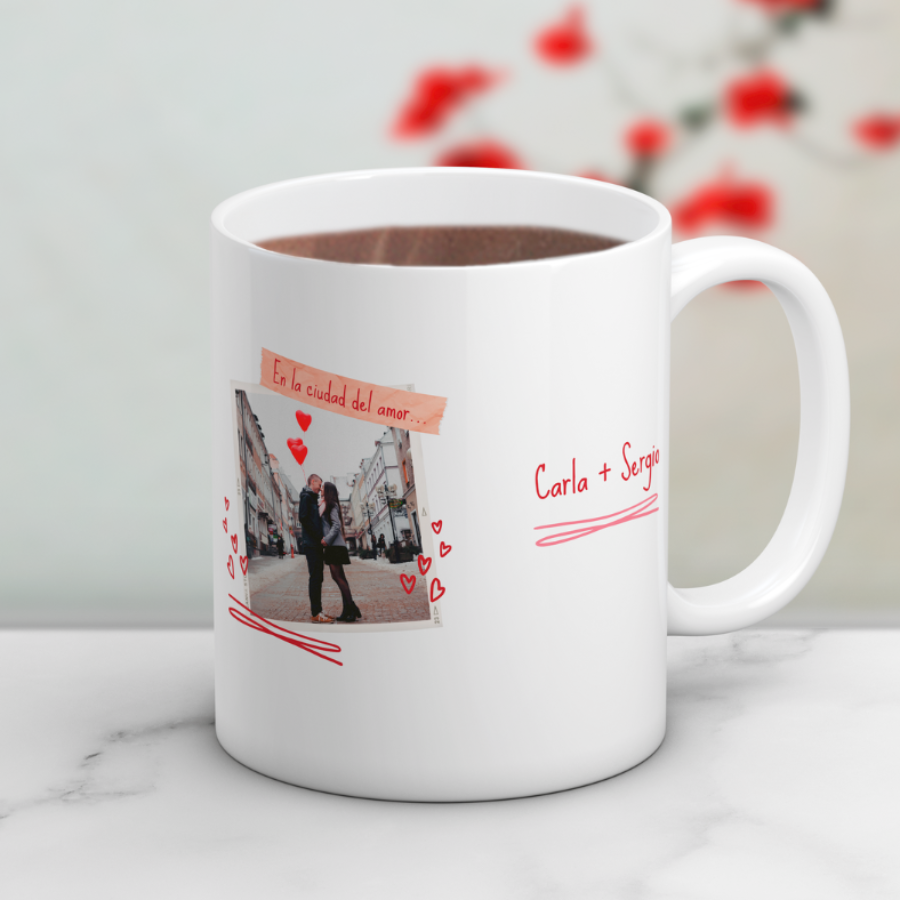 Taza "En la ciudad del amor"❤️ , ¿Buscas un regalo original para tu pareja? 🎁 Descubre nuestras tazas personalizadas para tu persona favorita: especiales, emotivas y listas en 48h. ¡Enamoraras!