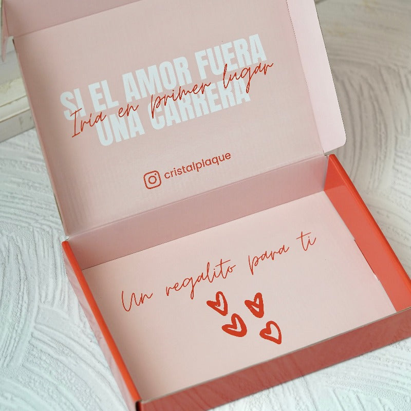 La imagen presenta una amplia variedad de regalos ideales para novios, como originales y personalizados llaveros para hombres y mujeres, así como cristales con placas grabadas, los cuales son perfectos como regalos de cumpleaños para mi novio o como regalos para parejas. Encontrar regalos originales para hombre