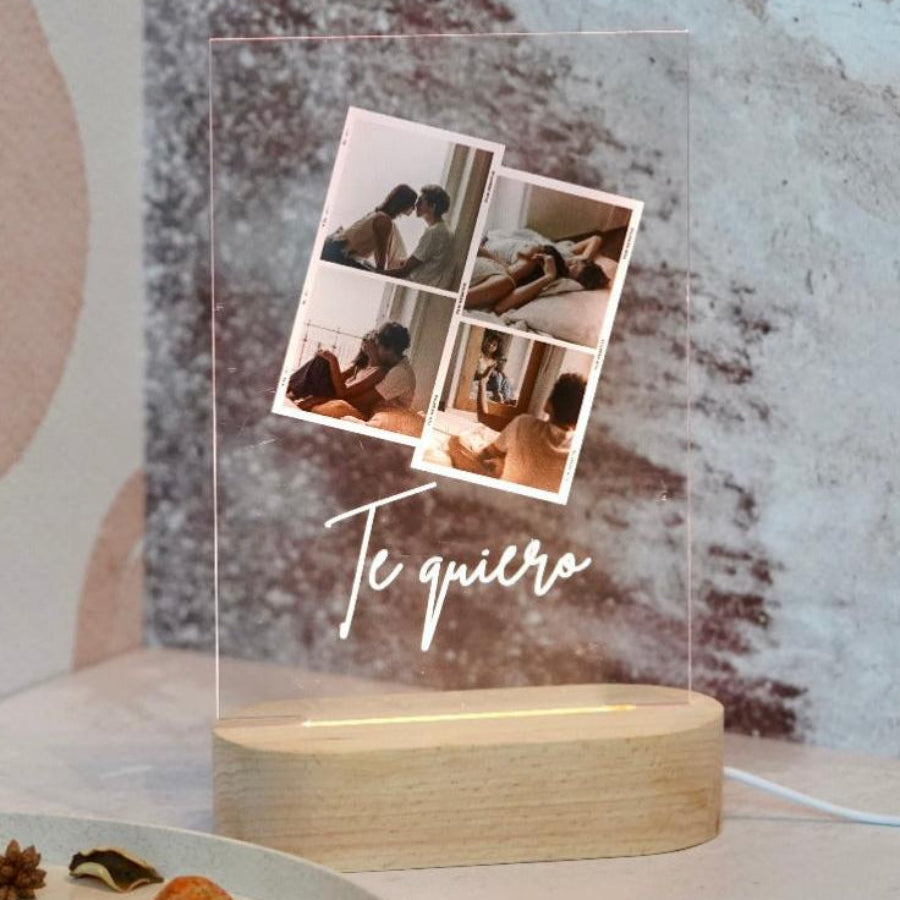Lámpara de metacrilato con cuatro fotos de pareja y mensaje Te quiero sobre base de madera