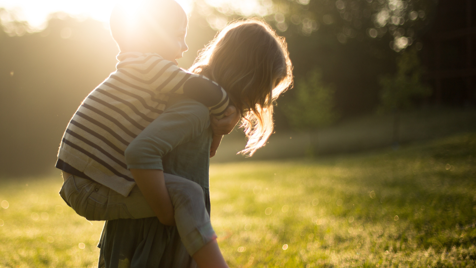 Celebrando el Día de los Hermanos con Regalos Personalizados: Ideas Únicas para Sorprender a tu Hermano