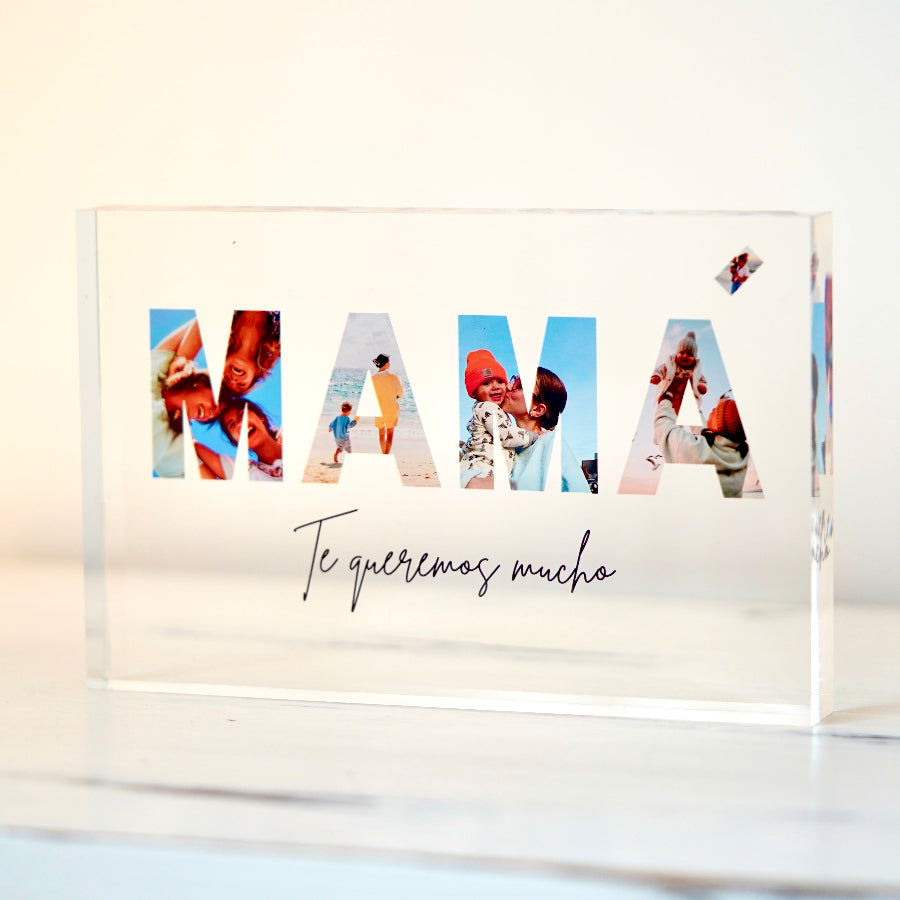 Sorprende con este regalo original, regala este bloque transparente donde puedes personalizar tus fotos dentro de la palabra "MAMÁ" e incluir una frase que exprese lo impórtate que es esa persona.&nbsp;

No necesita soportes, se mantiene estable en superficies lisas y la sensación que da de profundidad en la imagen hace de este regalo único un detalle especial que regalar en cualquier ocasión.