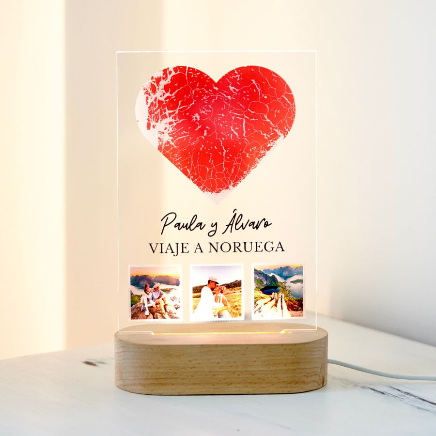 O candeeiro com 4 fotos e texto personalizado  Este candeeiro é o detalhe ideal para casais ou família, com ele não irá desiludir. Placa Cristal