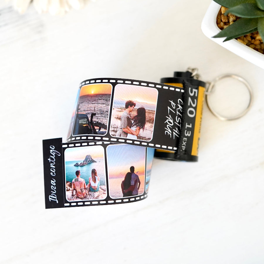 Llavero carrete de fotos 🎞 personalizado. Es una opción elegante como regalo para inmortalizar momentos especiales como viajes, celebraciones o simplemente recuerdos que quieras recordar El llavero con fotos es perfecto como regalo de cumpleaños para tu novio/a, regalo de Navidad, San Valentín, un aniversario, para el Día del Padre, Día de la Madre.