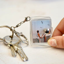 Cargar imagen en el visor de la galería, Llavero álbum colocado junto a las llaves, una manera conveniente de llevar recuerdos diariamente.
