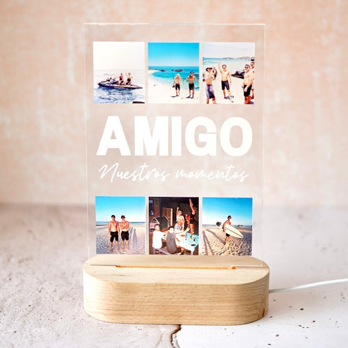 Placa vertical con base de madera y luz, personalizada con 6 fotos y la palabra 'AMIGO' en grande. Ideal como regalo para tu amigo. Dimensiones: 210x135x3mm.